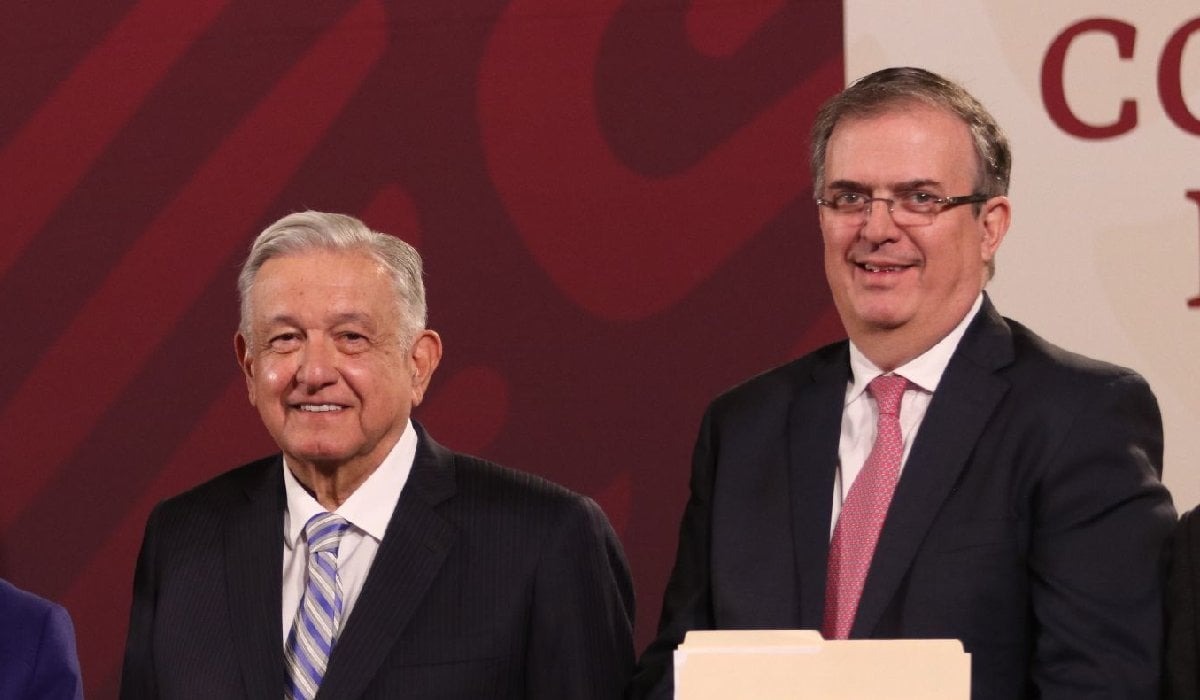 AMLO celebra permanencia de Marcelo Ebrard en Morena