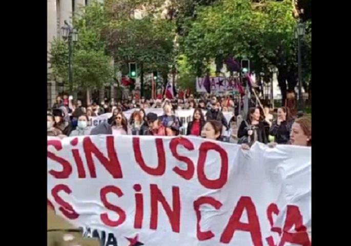 Cientos de pobladores se manifiestan frente a la Moneda: Más de 600 familias denuncian que Plan de Emergencia Habitacional del Gobierno sigue fracasando