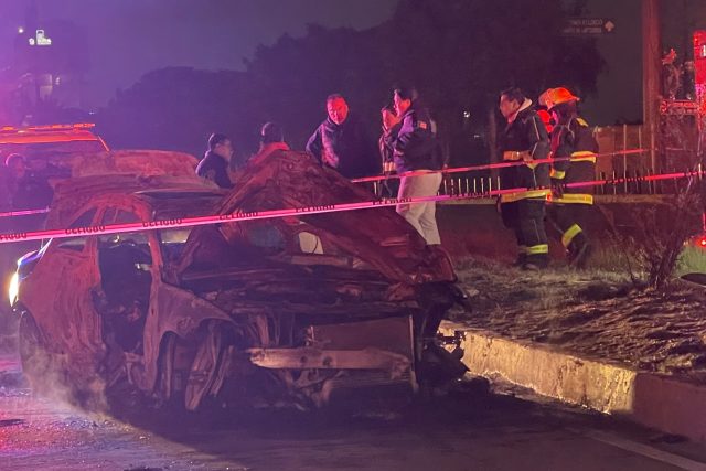 Accidente deja tres calcinados y un herido en la Vía Atlixcáyotl