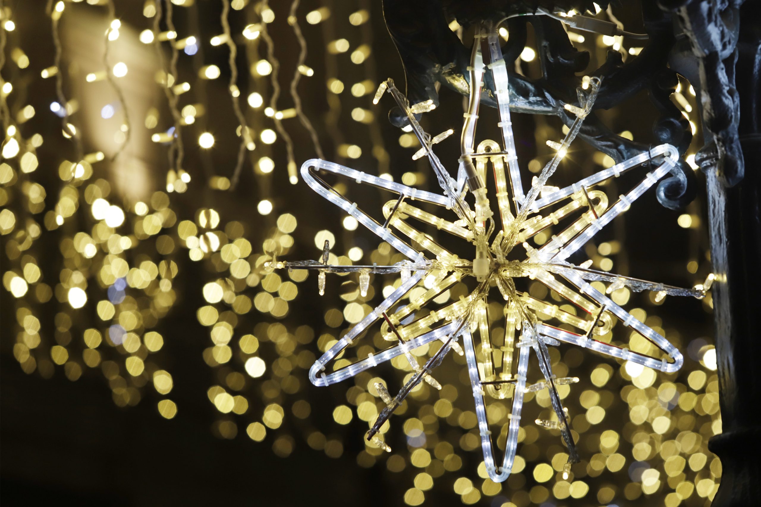 Upaep emite recomendaciones para evitar accidentes con luces navideñas