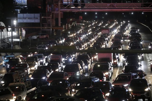 Protestan por nueva circulación en Vía Atlixcáyotl y la bloquean