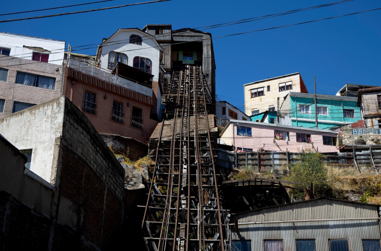 Municipio de Valparaíso recibirá fondos del Gobierno Regional para iniciar recuperación del emblemático ascensor Lecheros