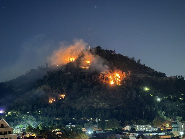 Las impactantes imágenes que dejó el incendio en el cerro San Cristóbal: Autoridades presumen intencionalidad