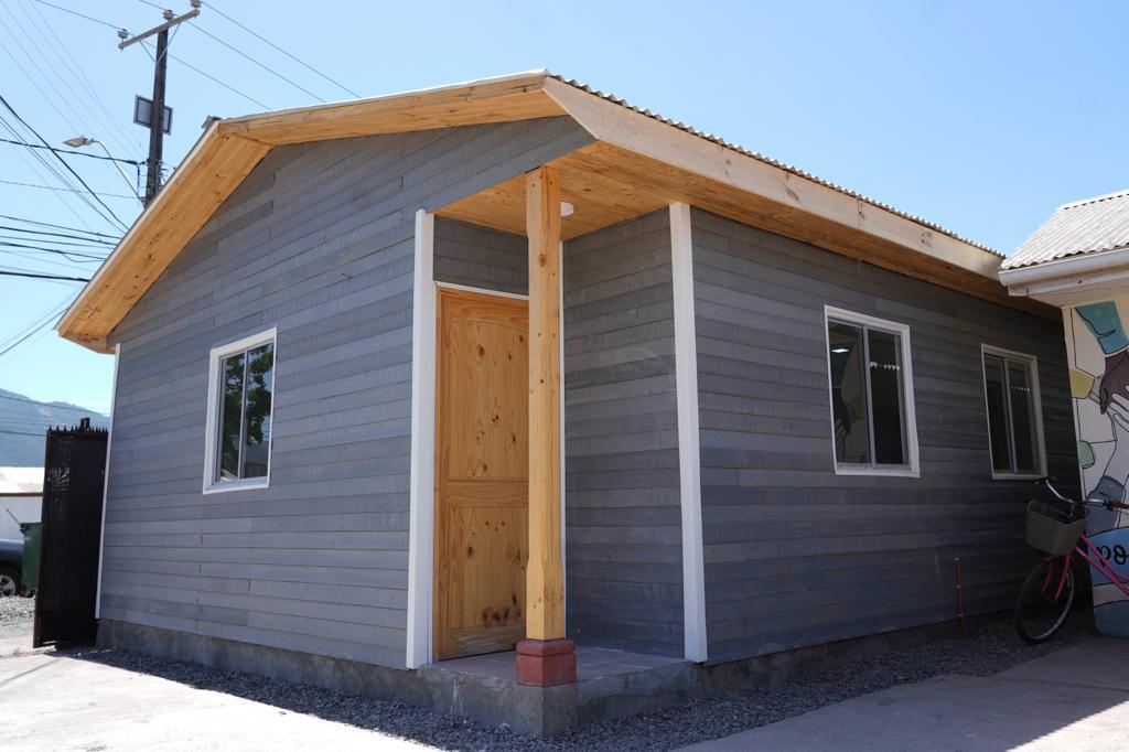 Crean vivienda sustentable con cáscara de avellana y plástico reciclado: Será utilizada como sede comunitaria en Santa Cruz