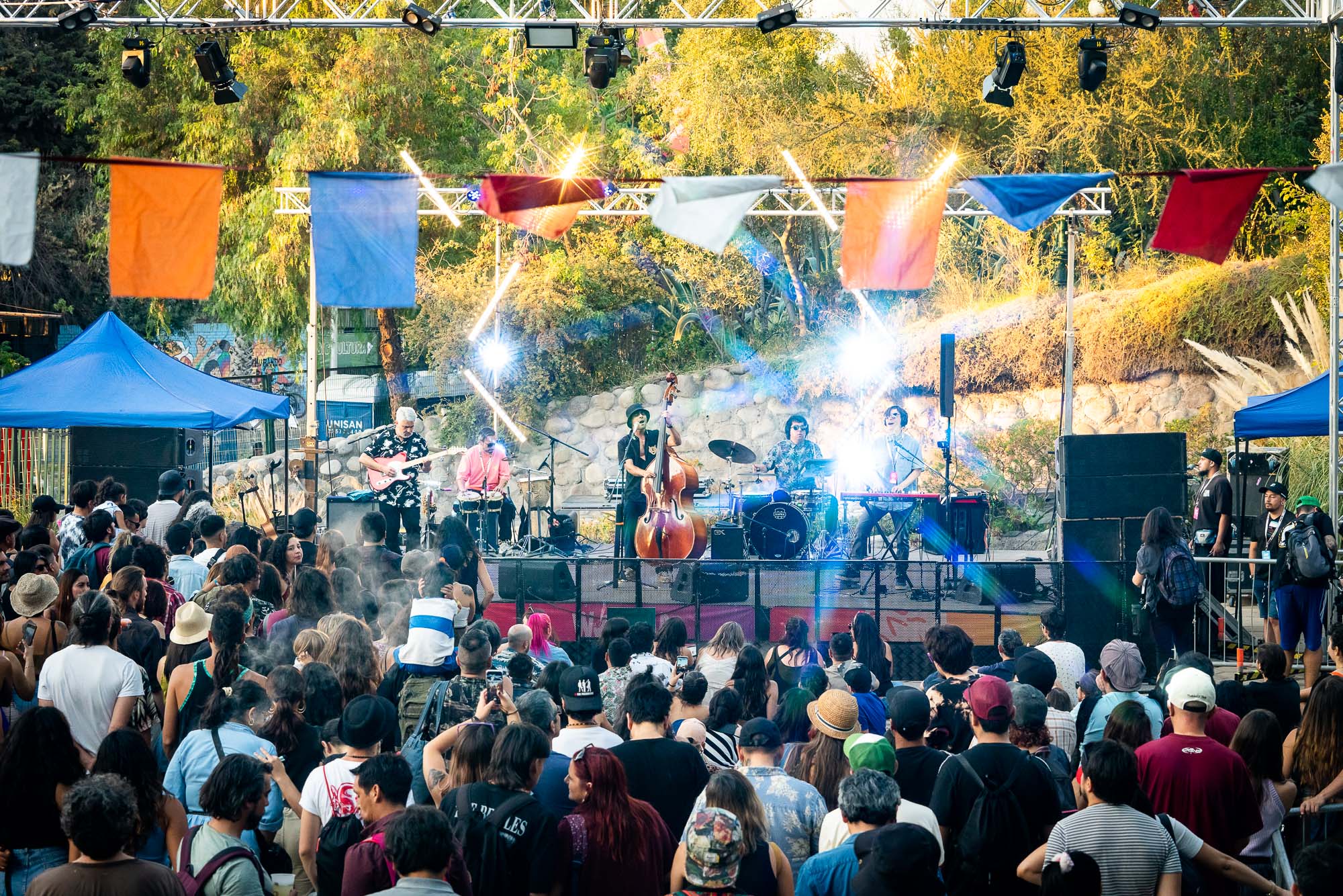 «Volvamos a pensar el mundo»: Festival Womad regresa a Chile con cerca de 30 conciertos de bandas y DJs internacionales
