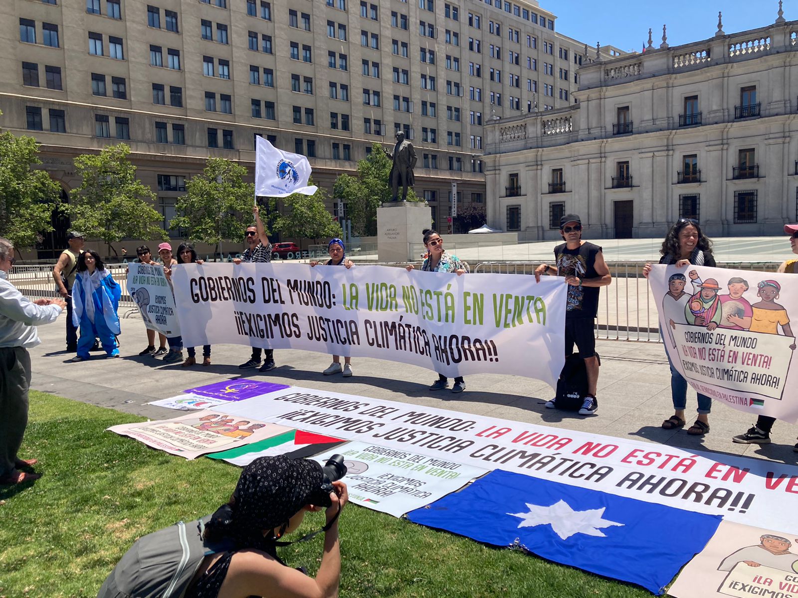 “La vida no está en venta”: movimientos ambientales se unen al Dia de Acción Global por la Justicia Climática frente a La Moneda