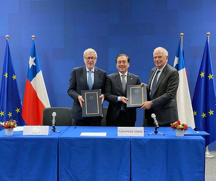 Firma secreta del Acuerdo Comercial Chile – UE genera críticas: Declaración con casi 500 adhesiones acusa de “saqueo colonial”