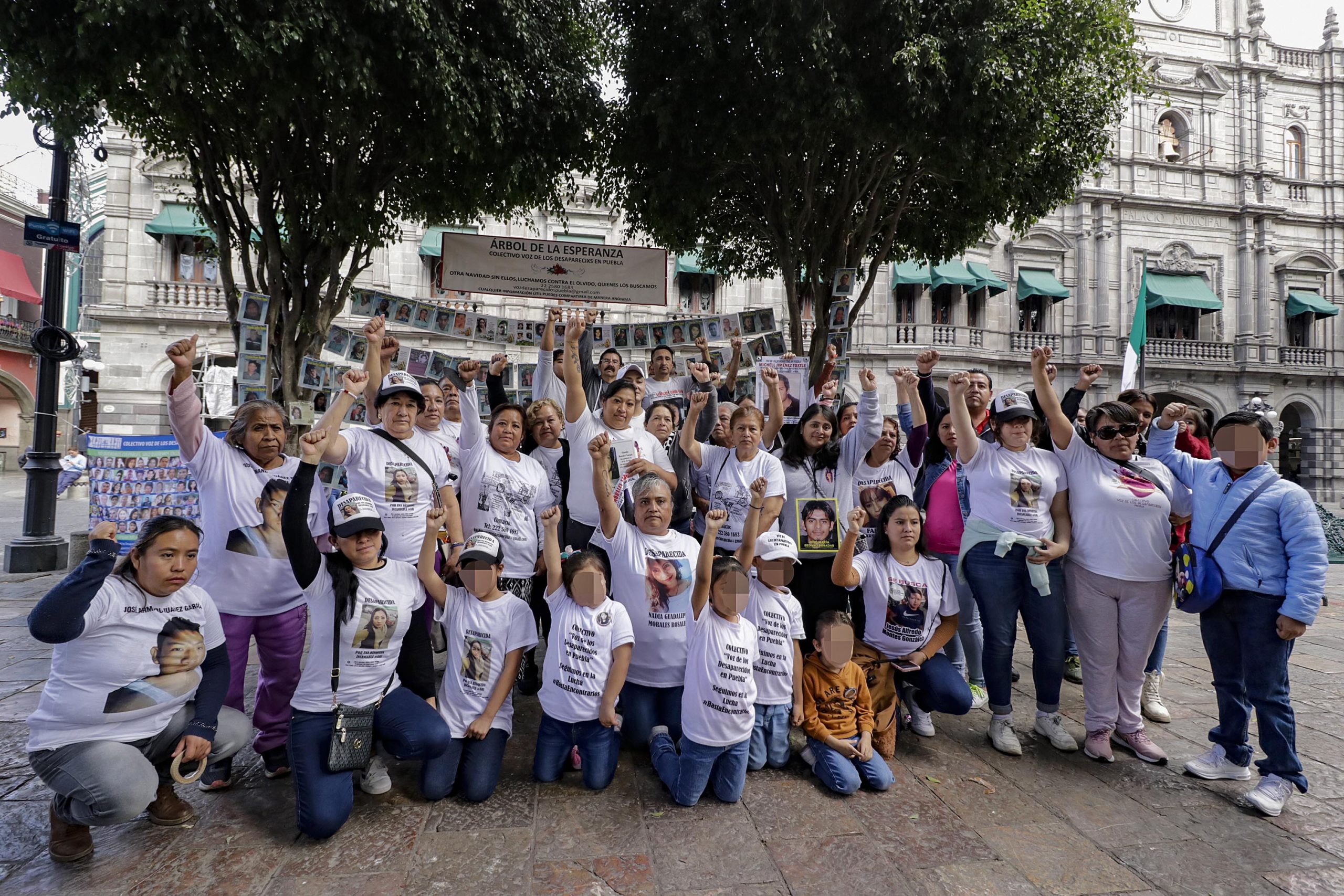 Colectivo instala «árbol de la esperanza» en Zócalo de Puebla