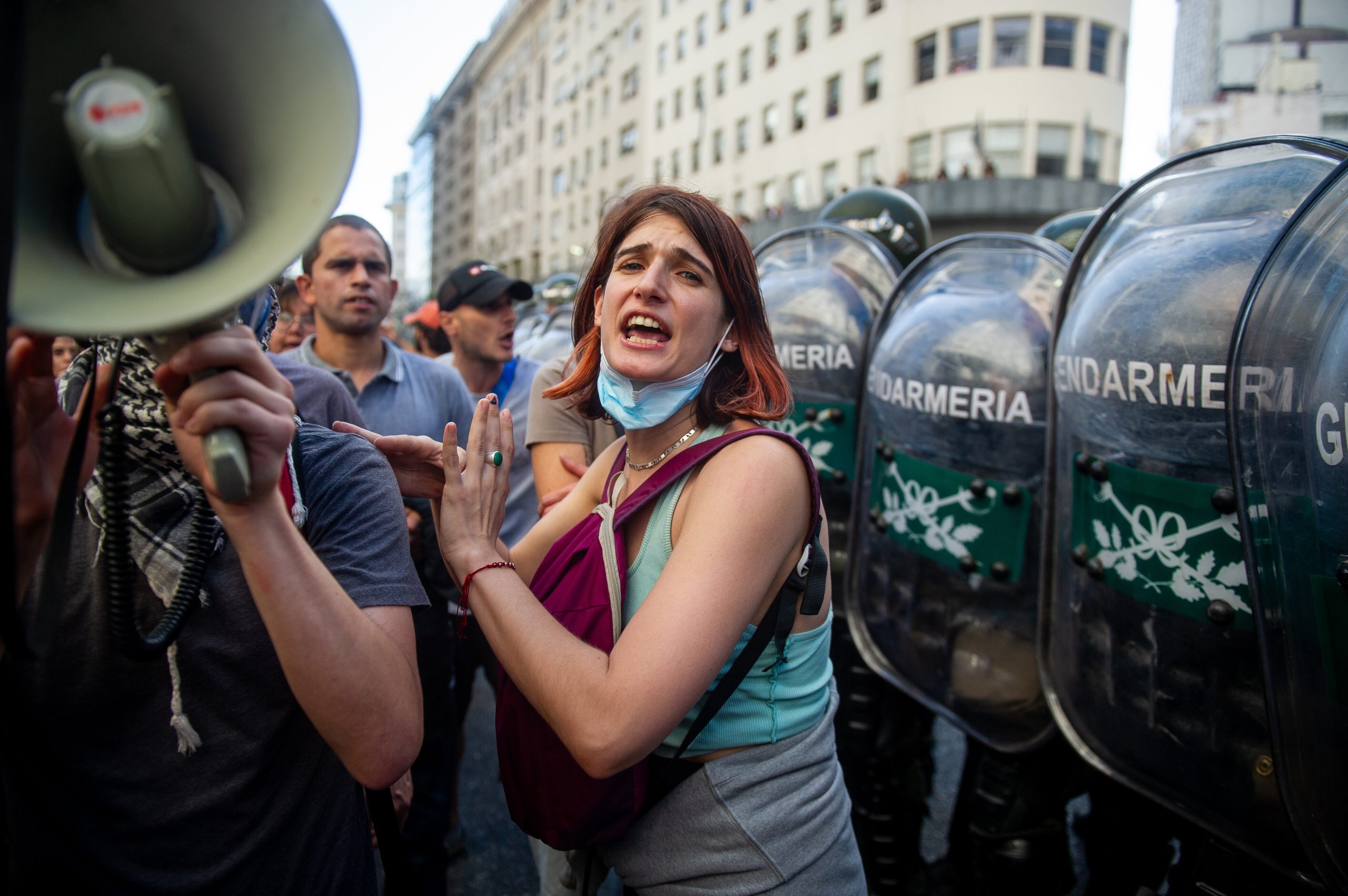 Argentinos van a paro general contra medidas de Milei
