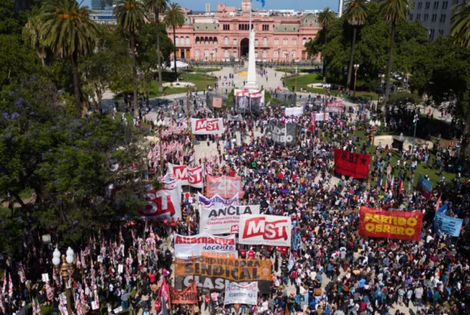 Miles protestan en Argentina contra «plan de miseria» de Milei