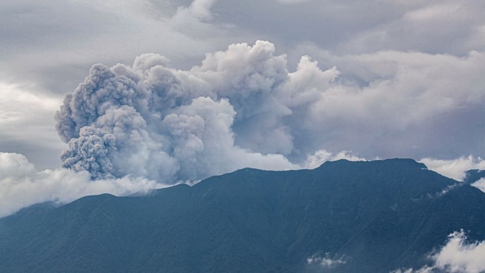 Mueren 11 alpinistas tras erupción de volcán en Indonesia