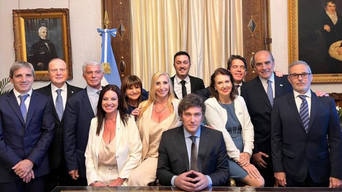 Milei enciende la motosierra en Argentina: Reduce a nueve el número de ministerios y recorta el gasto público en 20.000 millones de dólares
