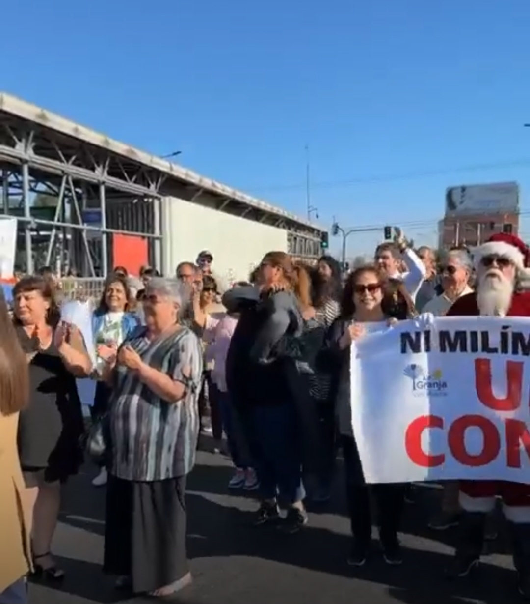 Vecinos de La Granja protestan por mal estado de estación de Metro Santa Rosa