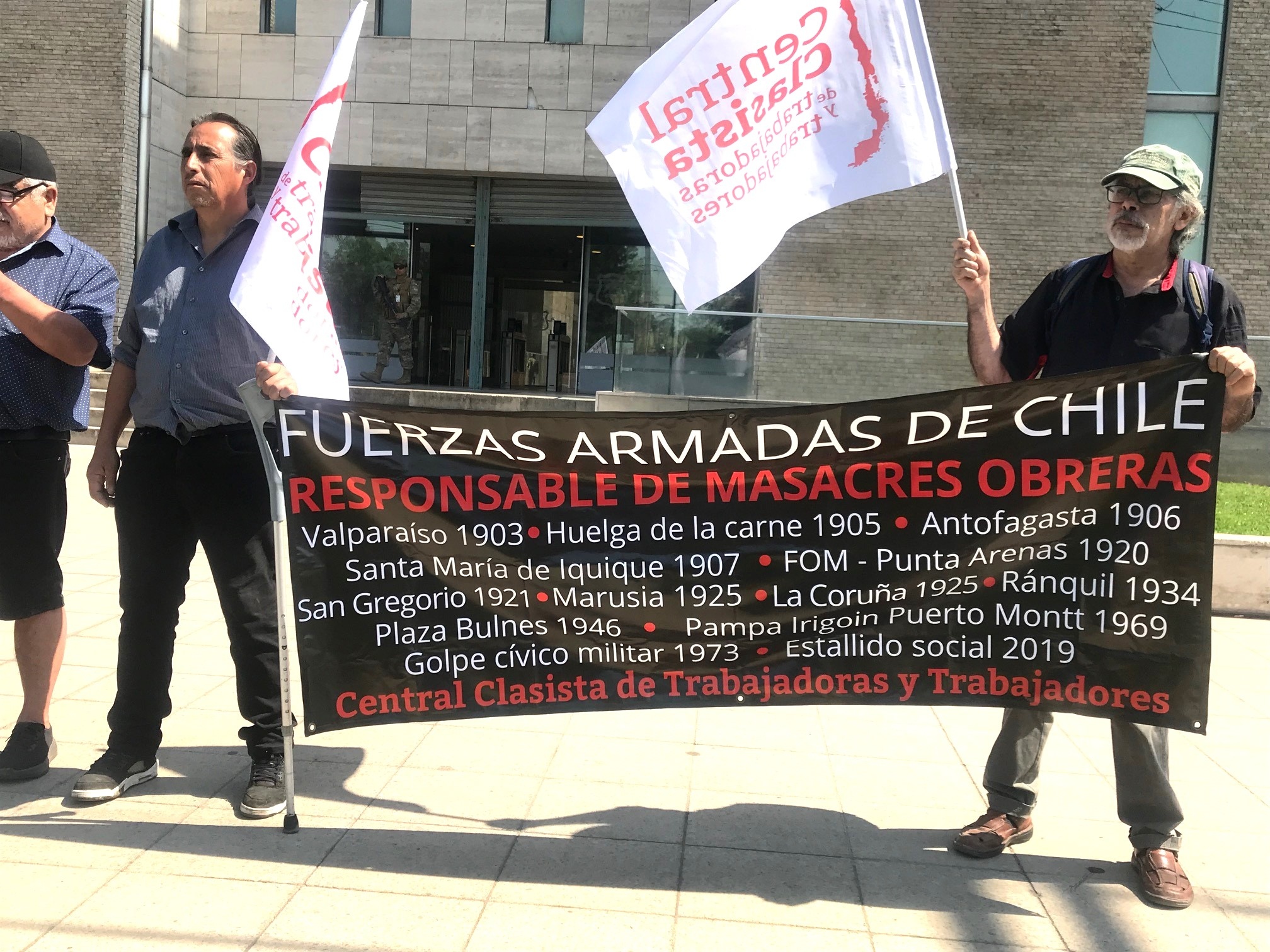  116 años desde la matanza de la Escuela Santa María de Iquique: Sindicalistas realizan plantón en la Comandancia en Jefe del Ejército