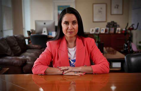 Horas extras en Las Condes: Fiscalía investiga pagos por $8 mil millones en administración de alcaldesa Daniela Peñaloza (UDI)