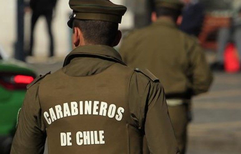 Dos carabineros detenidos y dados de baja por robarle $600 mil a hombre que estaban fiscalizando