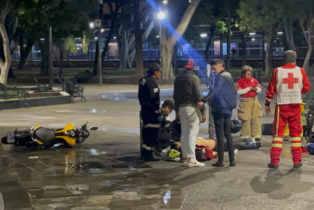 Chocan motociclistas contra Fuente Motolinía en Paseo Bravo