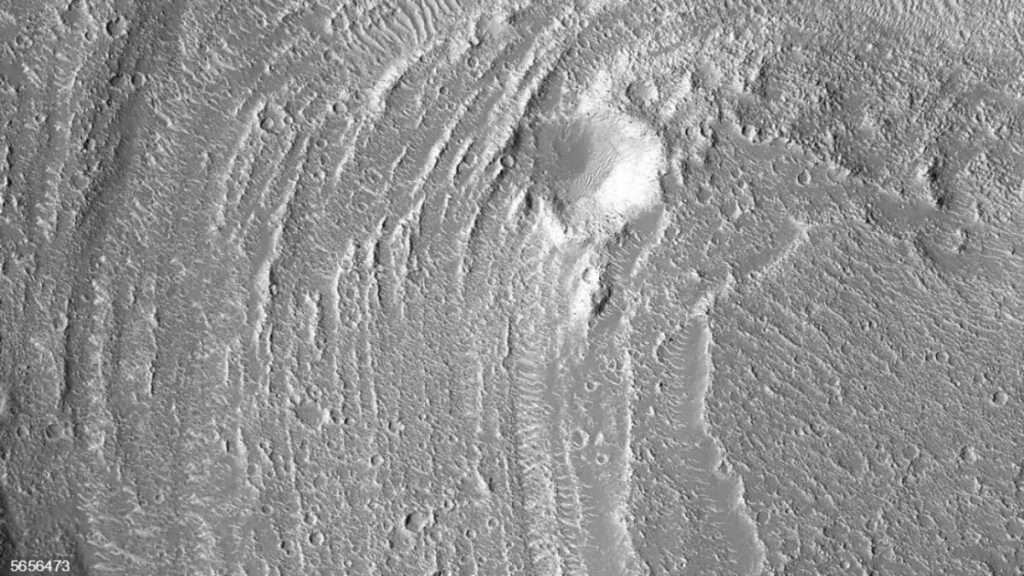Captan grandes surcos tallados por el agua en Marte