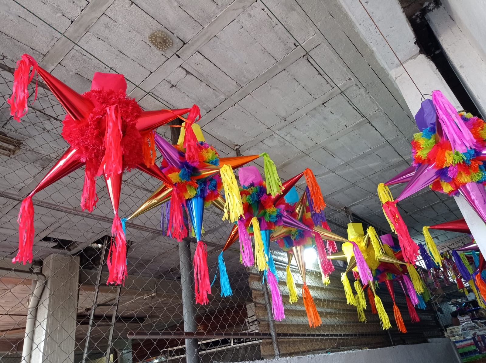 Venta de piñatas en mercado Venustiano Carranza ¡no pierde el tino!