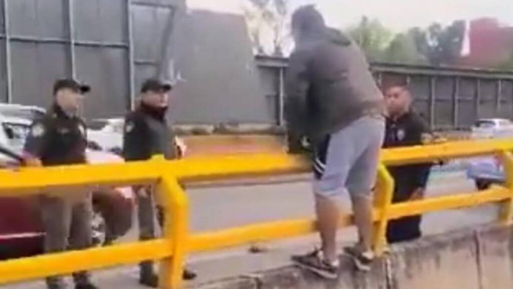 Policías salvan a hombre que pretendía aventarse de un puente en CDMX ...