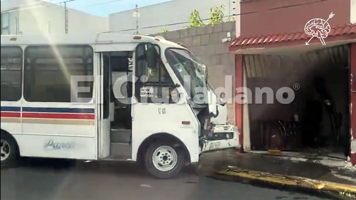 Ruta 33 de Puebla se queda sin frenos y choca en vivienda