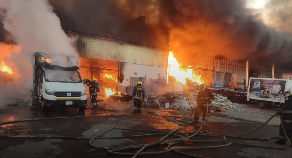 Incendio en fábrica de San José los Cerritos calcina 15 vehículos