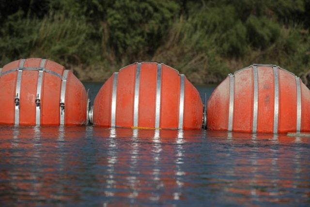 Ordenan a Texas remover barrera de boyas sobre río Bravo