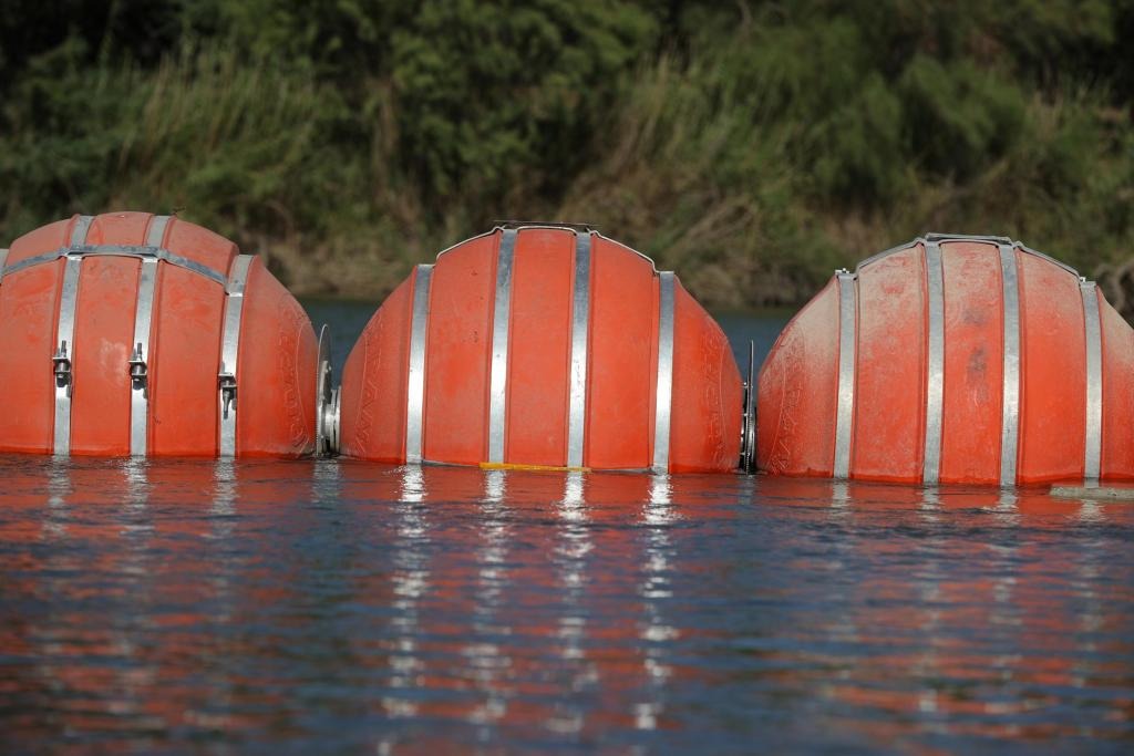 Ordenan a Texas remover barrera de boyas sobre río Bravo