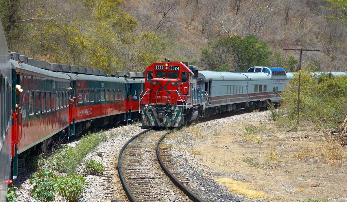 En enero se determinará destino de trenes de pasajeros: AMLO
