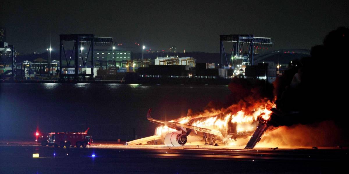 Terror en vuelo de Japón: Avión aterrizó envuelto en llamas en aeropuerto de Tokio