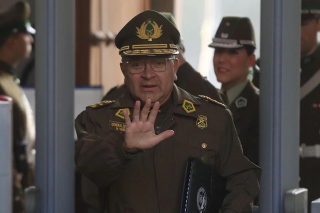 Senador Iván Flores por General Director de Carabineros Ricardo Yáñez: «Su situación es insostenible»