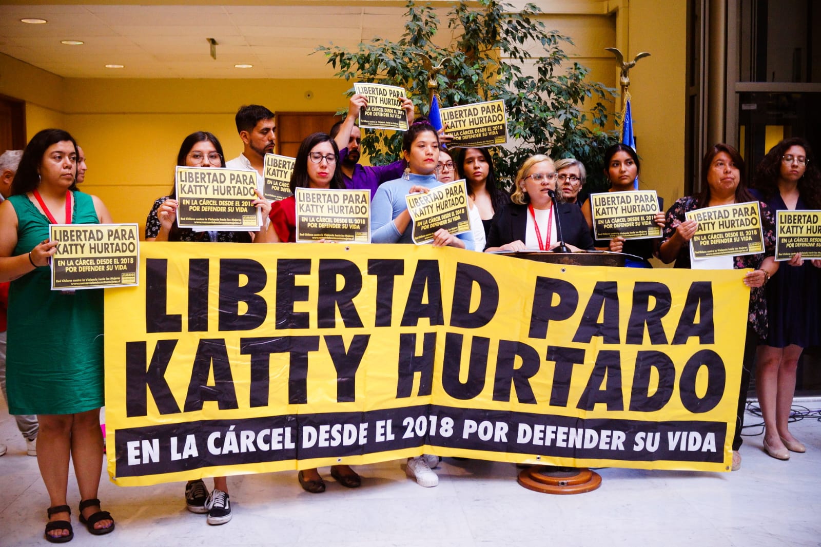 Diputadas y senadoras piden indulto presidencial para Katty Hurtado, condenada por parricidio tras matar a su agresor