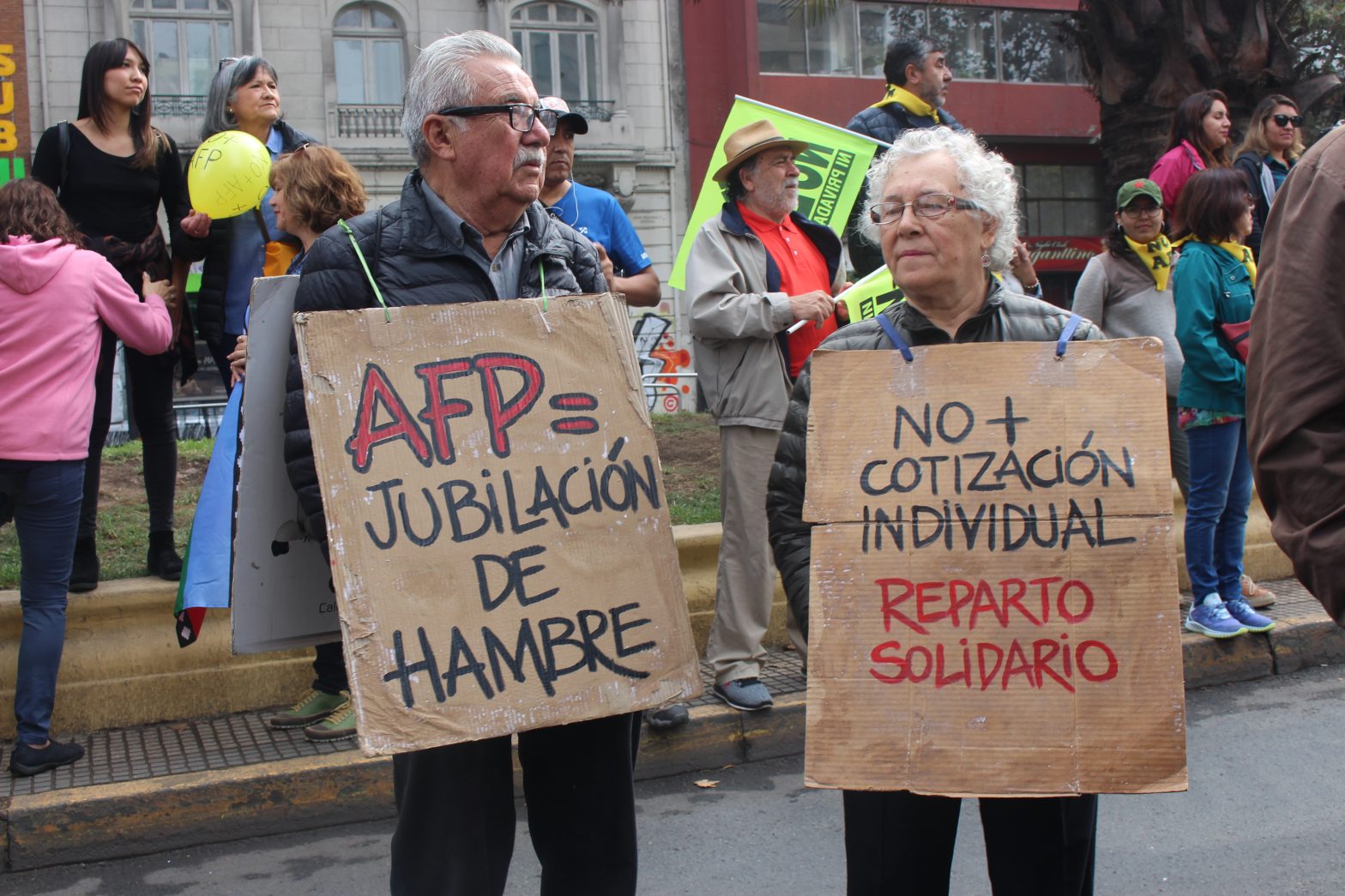 «Evidente conflicto de interés»: Piden que diputados que recibieron financiamiento de las AFP se inhabiliten de debatir y votar la reforma previsional