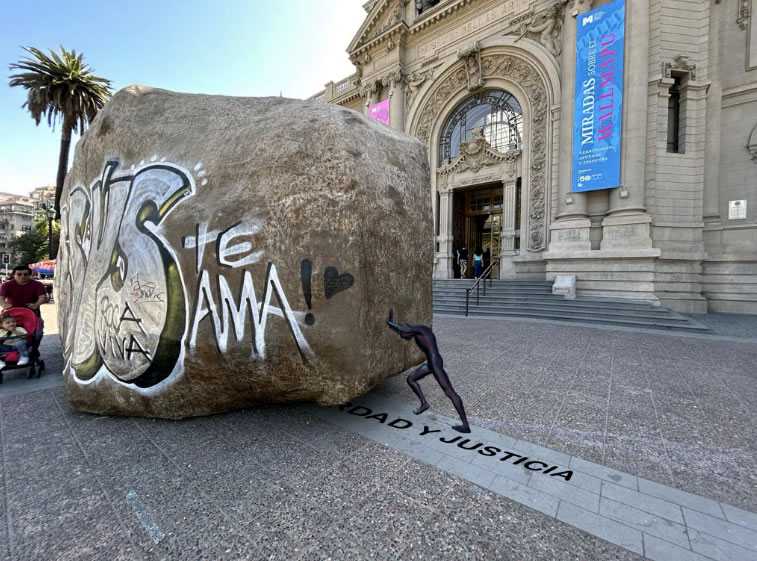 Sísifo (Intervención tipo happening frente al Museo Nacional de Bellas Artes)