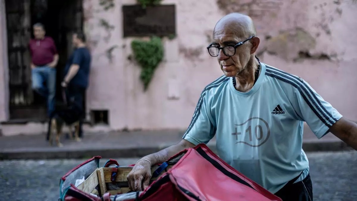 Tío de Javier Milei está a punto de ser desalojado: Tiene 63 años y trabaja como repartidor en una aplicación