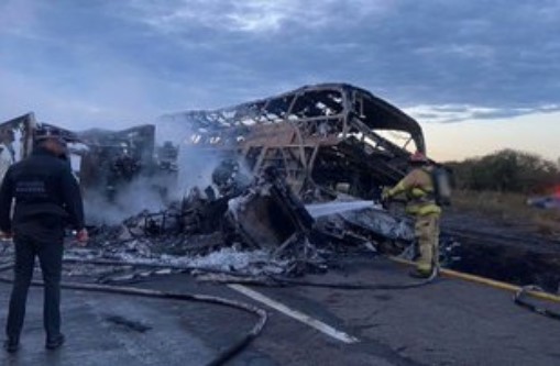 Confirman 19 calcinados tras choque e incendio de unidades en Sinaloa