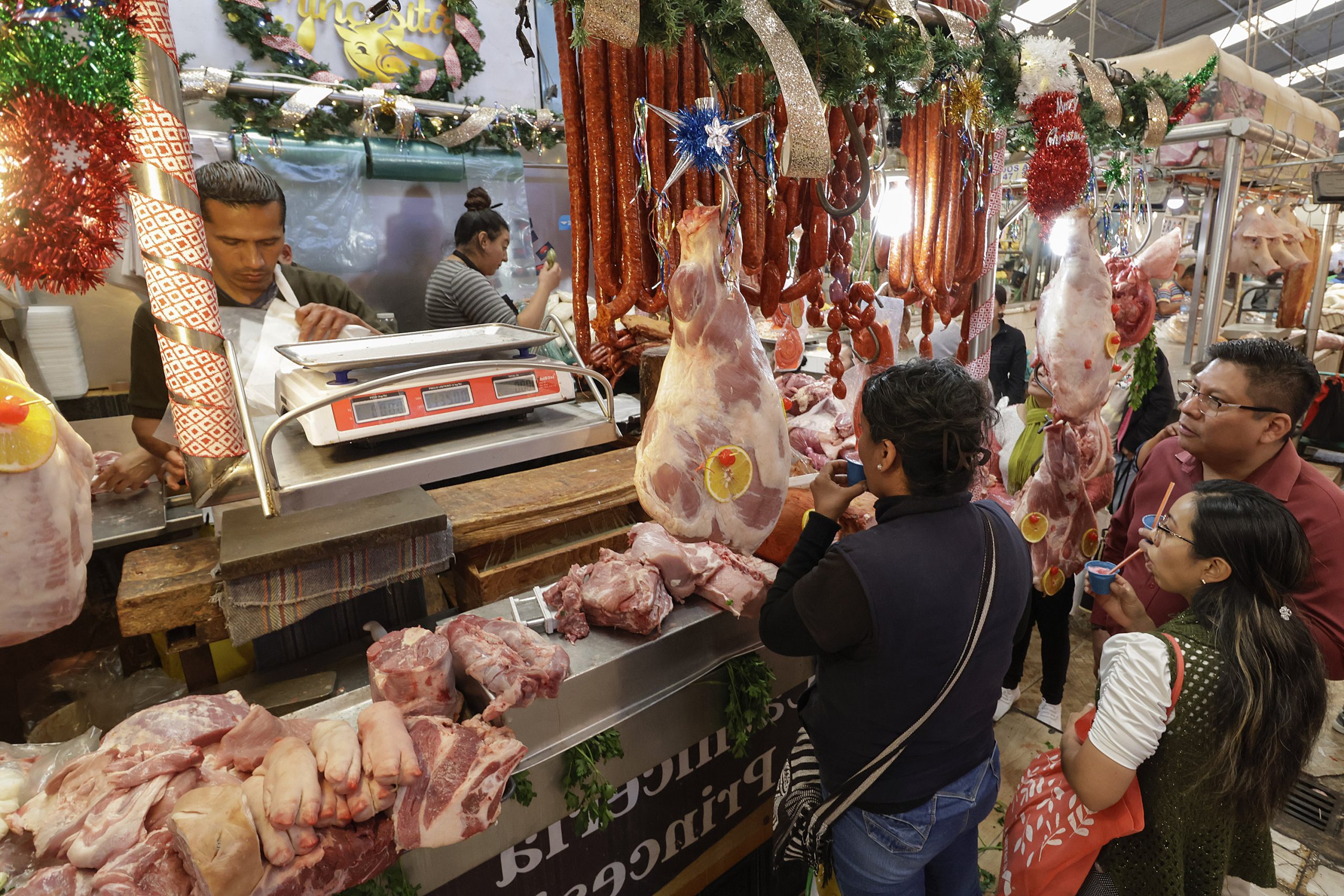Mexicanos prefieren carnes rojas y ultraprocesados sobre frijol y maíz: UNAM
