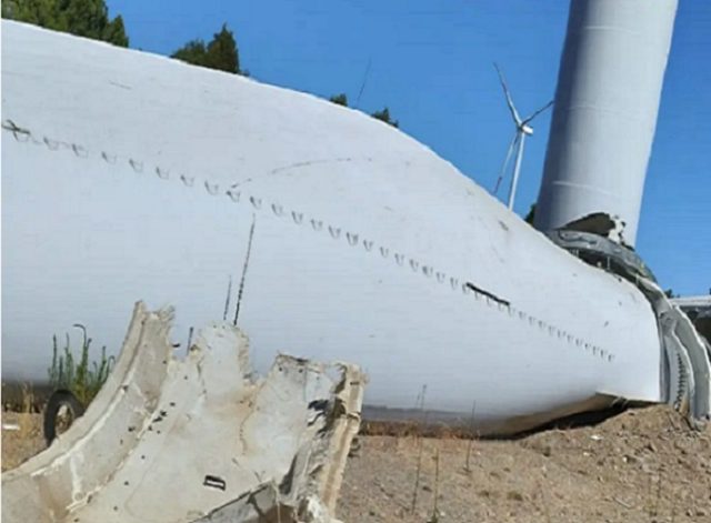 Los Ángeles: Explotó torre eólica y cae enorme aspa al lado de vecinos en sector rural “La Suerte” (+ video)