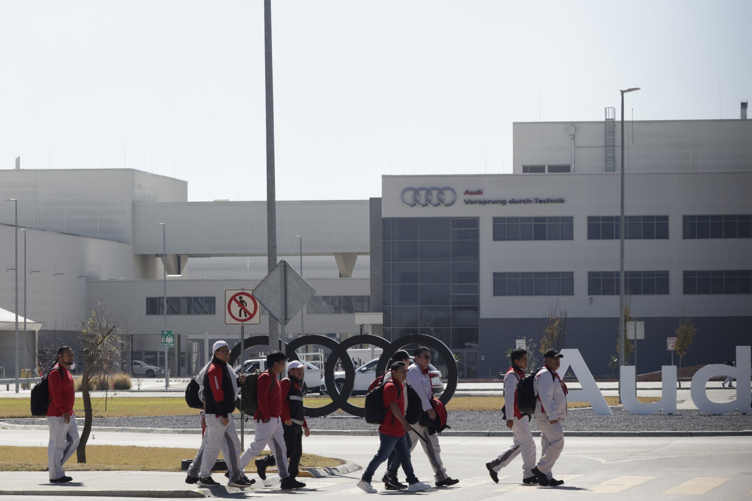 Huelga en Audi México llega al día 4, empresa pide diálogo