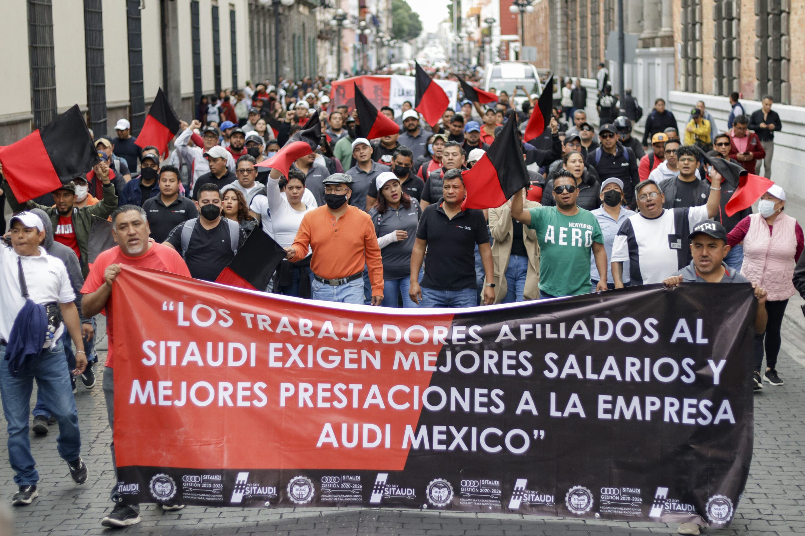 Miembros de sindicatos apoyan huelga del Sitaudi con marcha