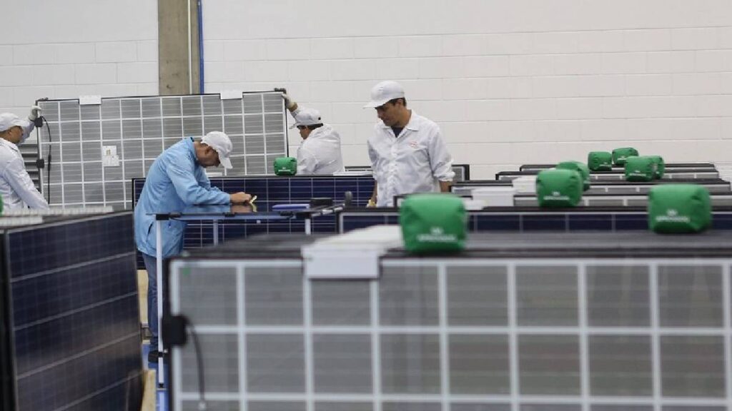 Brasil pone en marcha primera planta solar flotante