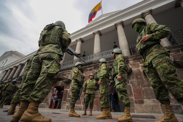 Ecuador en crisis, encapuchados irrumpen en escuelas, hospitales y televisora