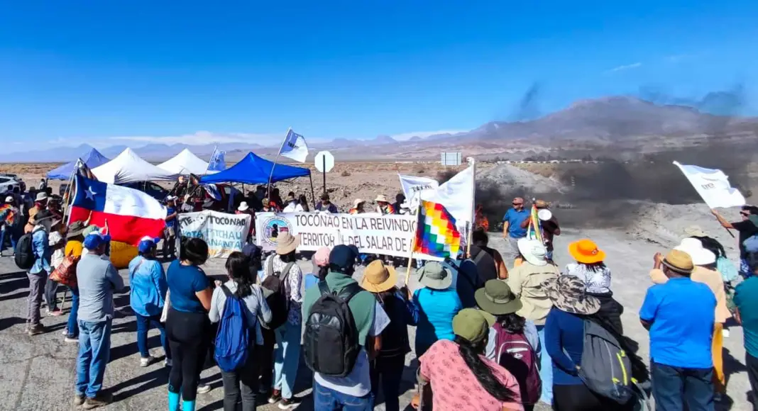 Comunidades indígenas se tomaron acceso al Salar de Atacama en rechazo al acuerdo entre Codelco y SQM