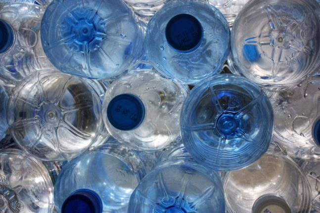 Estudio revela microplásticos en las aguas embotelladas: Estas son las marcas que más contienen