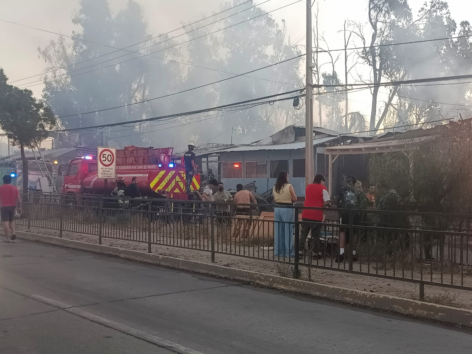 Voraz incendio en Puente Alto dejó al menos 80 personas damnificadas (Videos)