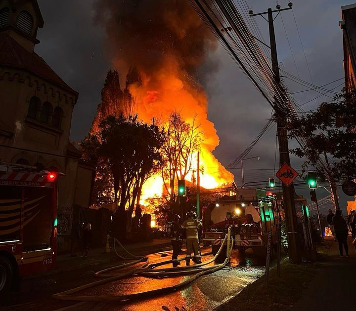 Incendio consumió el histórico café La Última Frontera en Valdivia: Propietaria acusa a extrabajador de provocar el siniestro