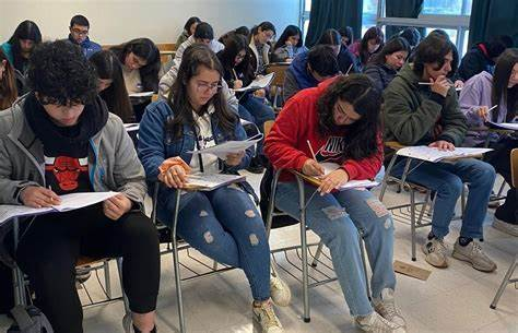 PAES 2023: Solo dos establecimientos municipales figuran dentro de los 100 colegios con mejores resultados