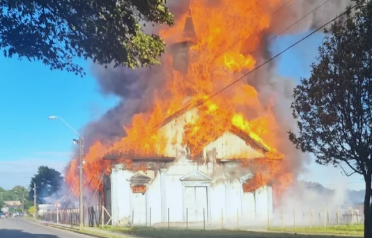 Tragedia en Los Lagos: Incendio arrasa con histórica iglesia de madera declarada monumento nacional en Carelmapu