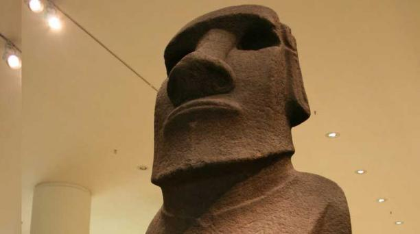 «Devuelvan el moai»: Museo Británico limita comentarios en redes sociales ante mensajes de chilenos que exigen regreso de la escultura ancestral a Rapa Nui