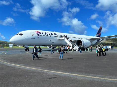 «Necesitamos cielos abiertos»: Pueblo Rapa Nui pide al Gobierno establecer mesa de trabajo para  abordar crisis por acceso a pasajes de vuelos de Latam